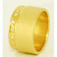 Aliança em Ouro Amarelo 18k  Personalizado com brilhantes na feminina.